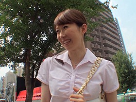 人妻をナンパ ゴム無しファックで精液出しまくり！ 2　サンプル画像02